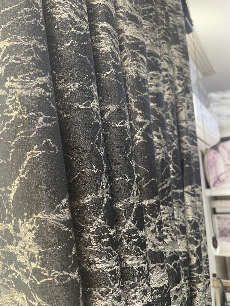 Mabel Gol Çizgili Siyah Fon Perde – Estetik Fon Perde - 3