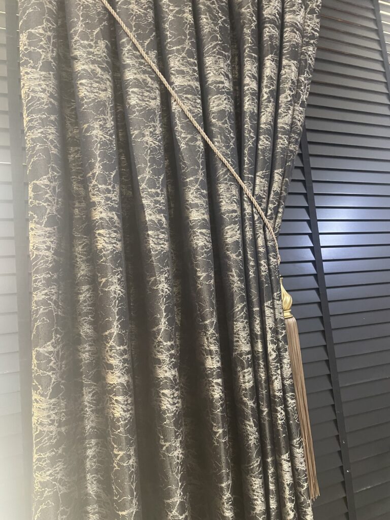 Mabel Gol Çizgili Siyah Fon Perde – Estetik Fon Perde - 2