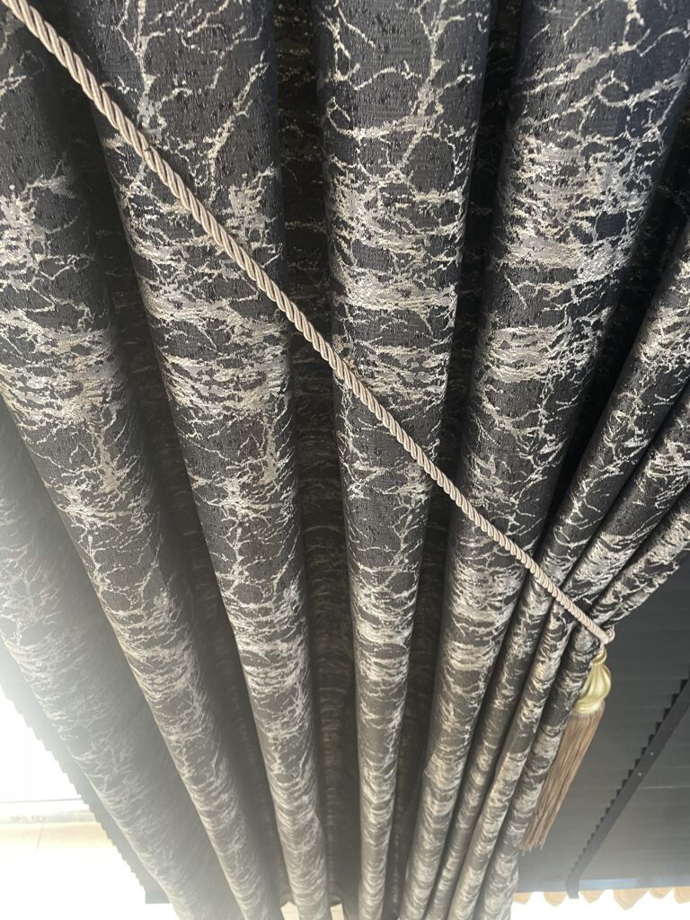 Mabel Gol Çizgili Siyah Fon Perde – Estetik Fon Perde - 4